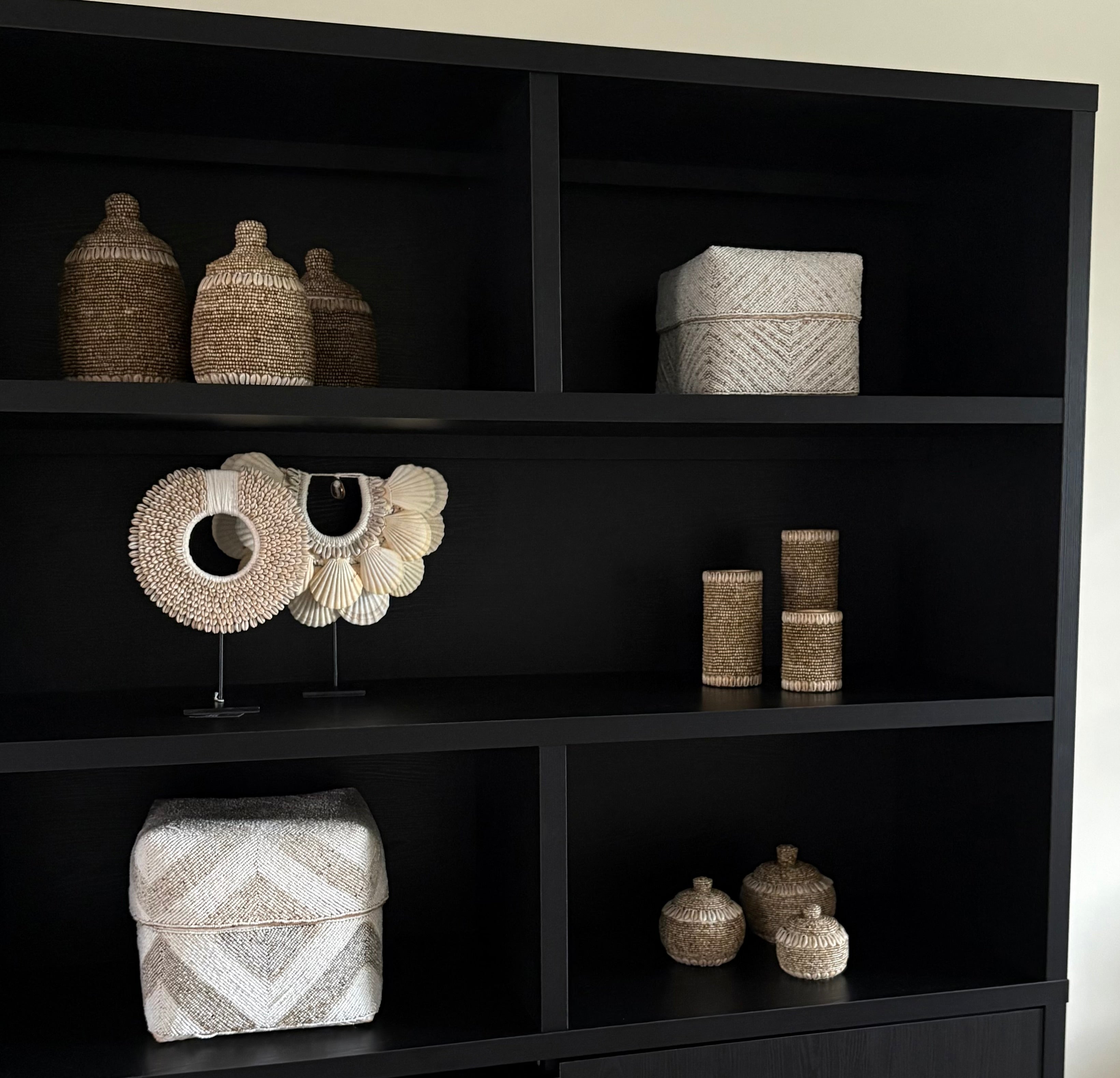 Kralenpot beige | Kauri schelpen | Kralenmanden set | Vakkenkast decoratie