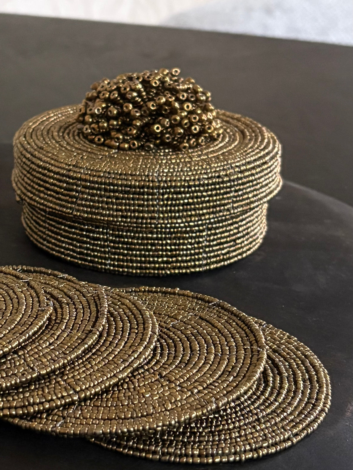 Glaskralen onderzetters ineen glaskralen mandje. Handgemaakt ineen gouden kleur 