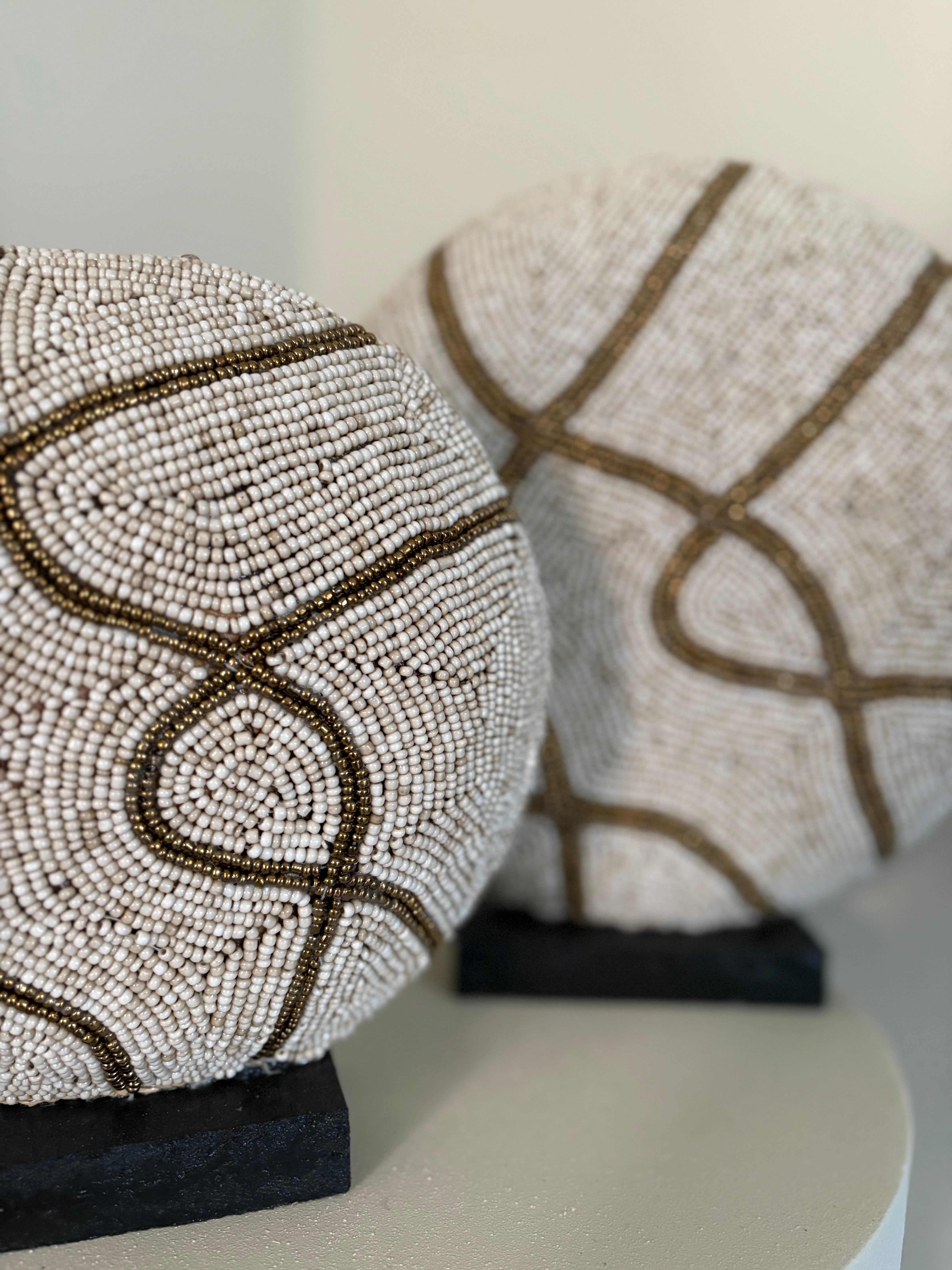 Kralenornamenten | Set van twee | Vakkenkastdecoratie | Beige goud