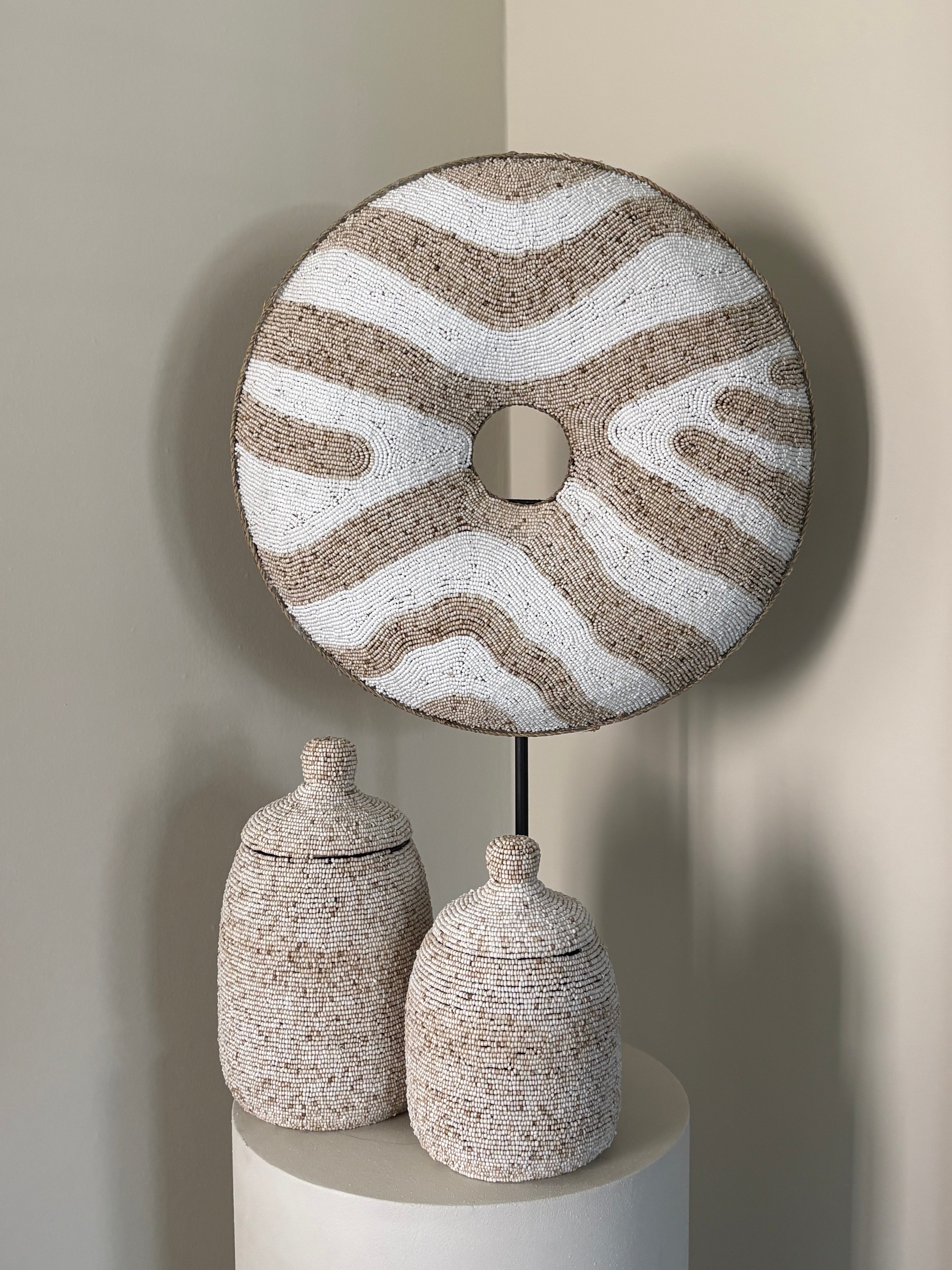Kralenschild | Beige creme | Kralendecoratie op standaard | Japandi