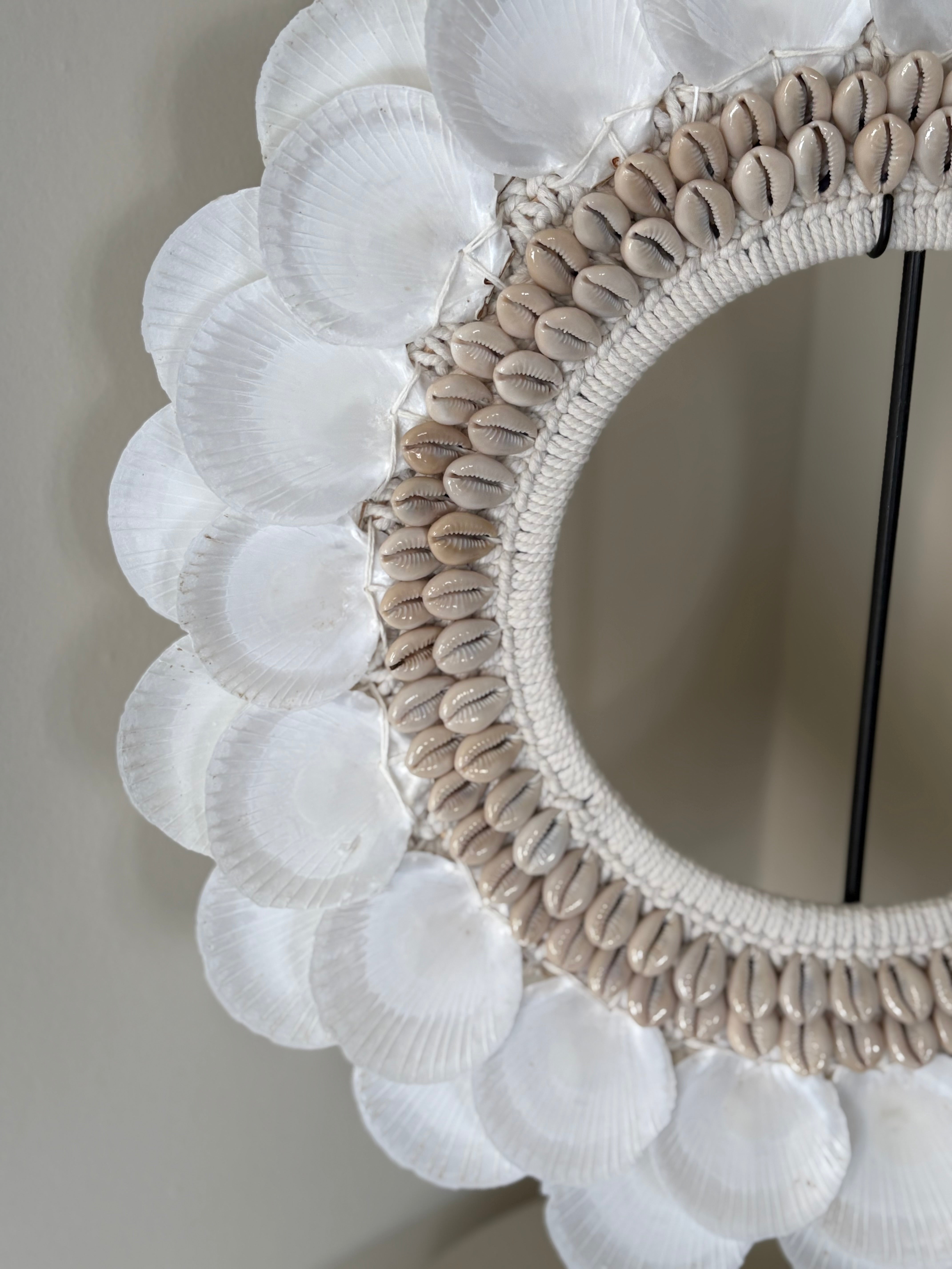 Schelpencirkel op standaard | Schelpenornament op standaard | Schelpencirkel Papua