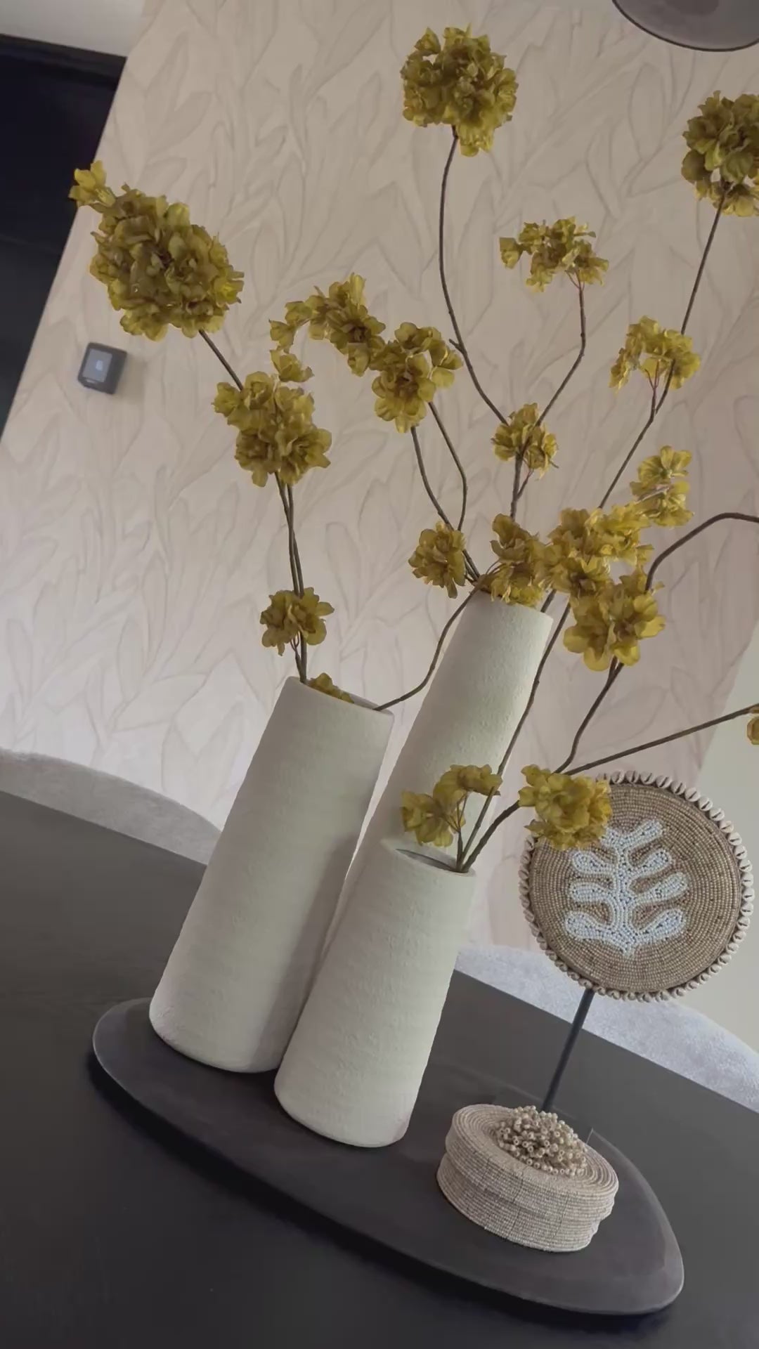 Video laden: Kralenschild op standaard | Blad beige | Japandi