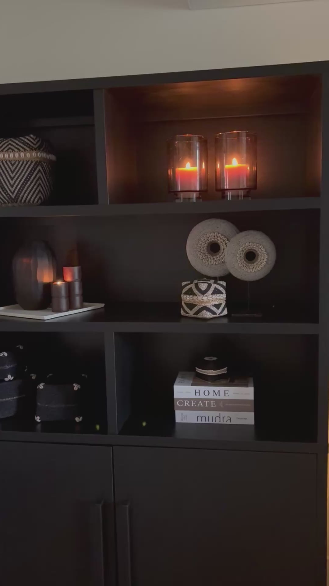 Video laden: Offermand XL Dewi | Grote offermand | Offermand zwart goud met schelpen | Vakkenkast decoratie | Handgemaakt | Japandi | Boho