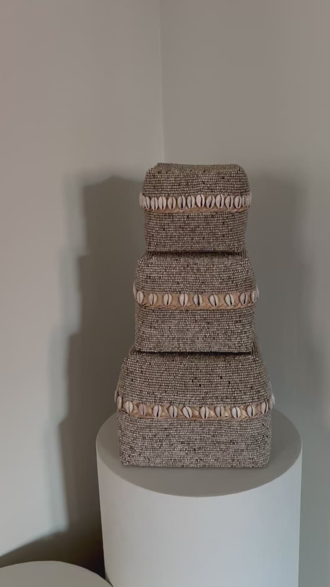 Video laden: Offermanden beige met kauri schelpen | Offermanden set | Japandi | Boho | Handgemaakt