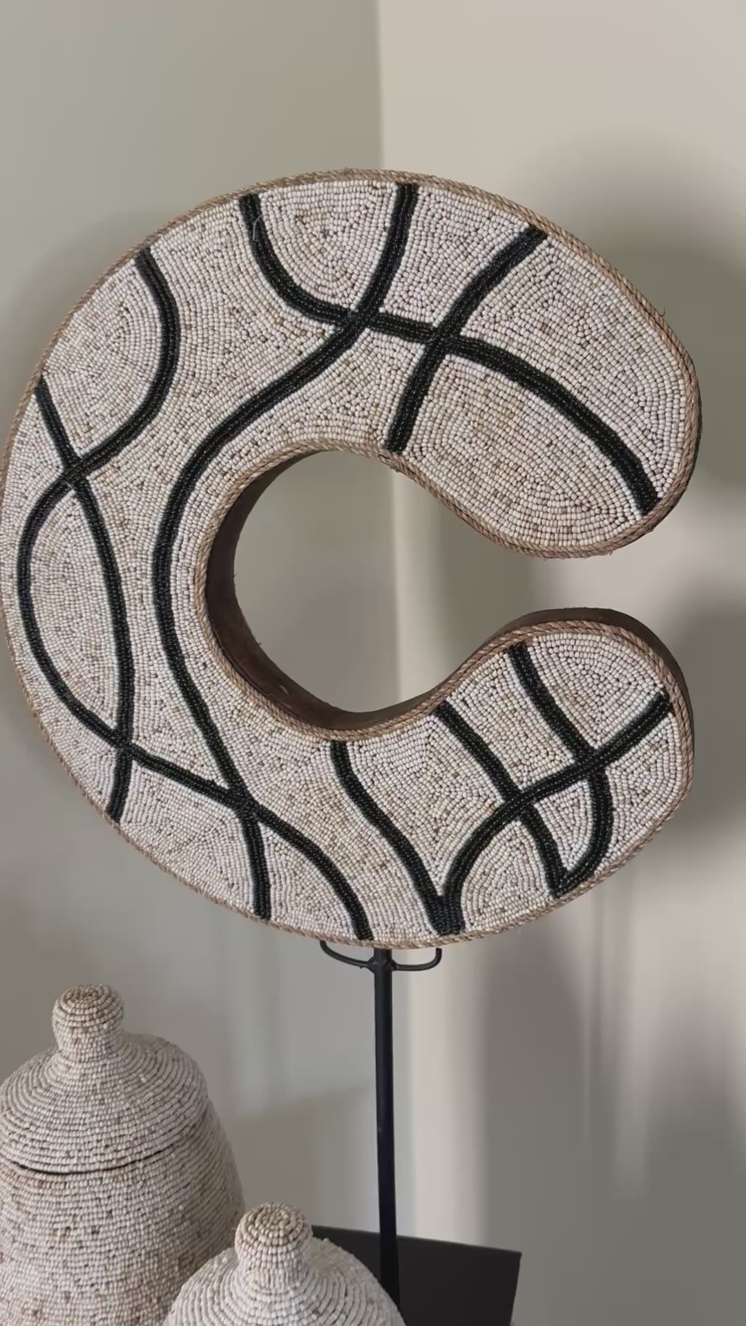 Video laden: Kralenschild op standaard | Beige zwart | Handgemaakt