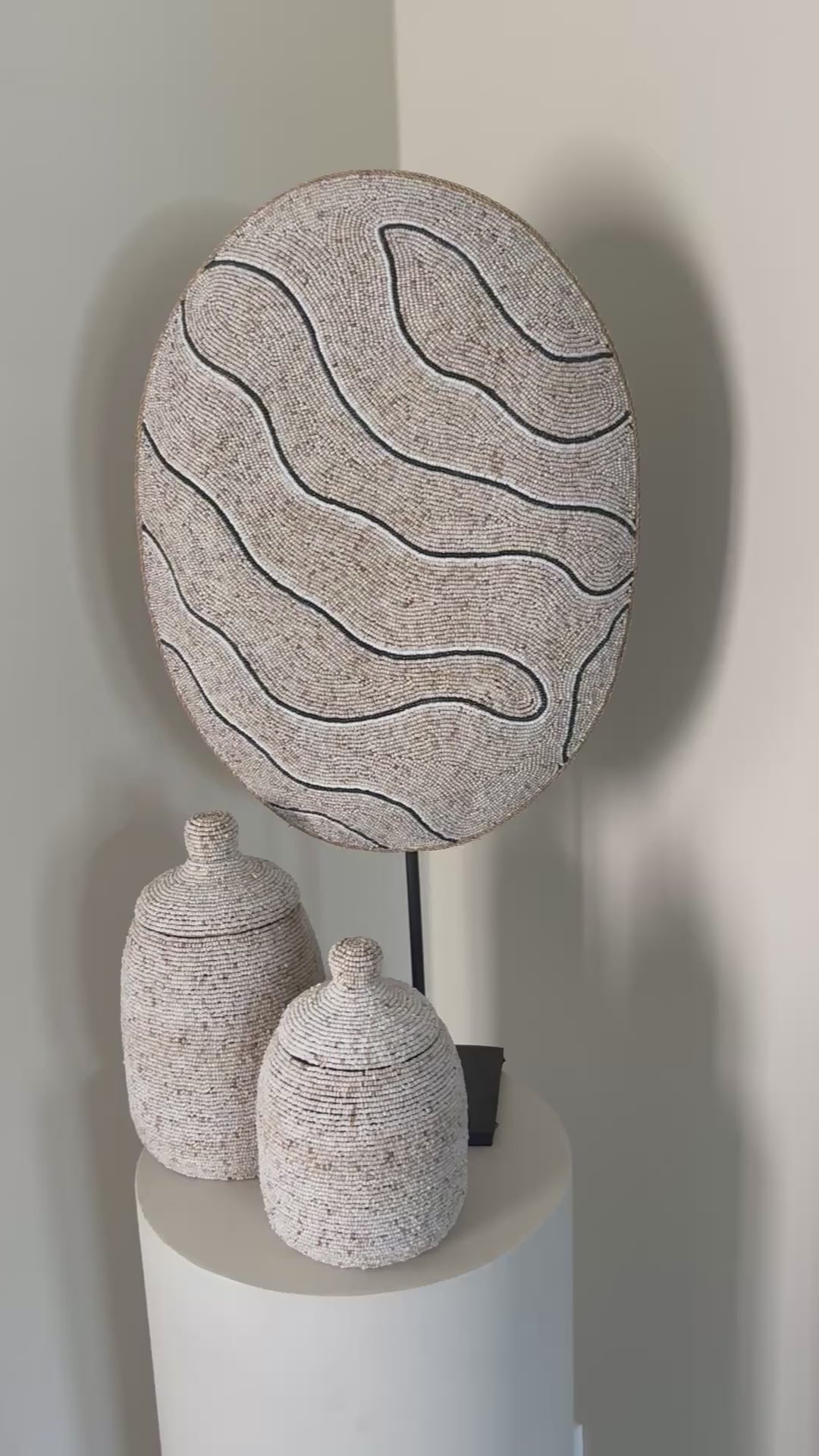 Video laden: Kralenschild op standaard | Beige, creme zwart | Japandi | Handgemaakt