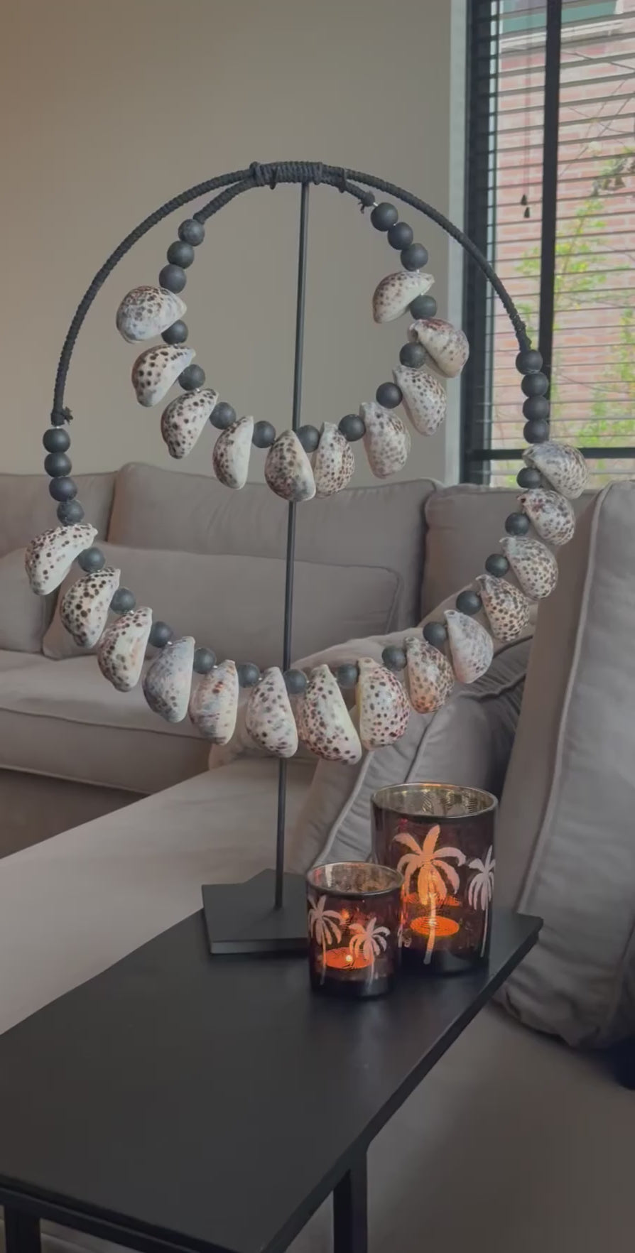 Load video: Grote tijgerschelp ketting | Schelpenketting met standaard | Schelpenketting bruin | Japandi