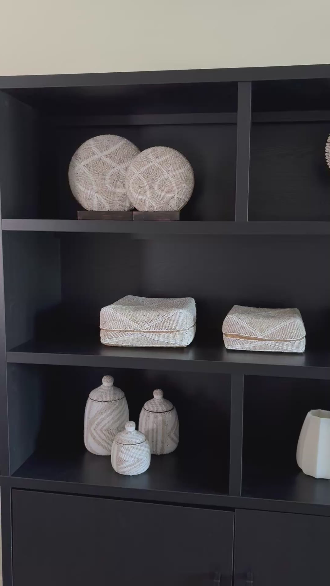 Video laden: Set van twee ornamenten | Kralenornamenten | Vakkenkast decoratie | Beige creme