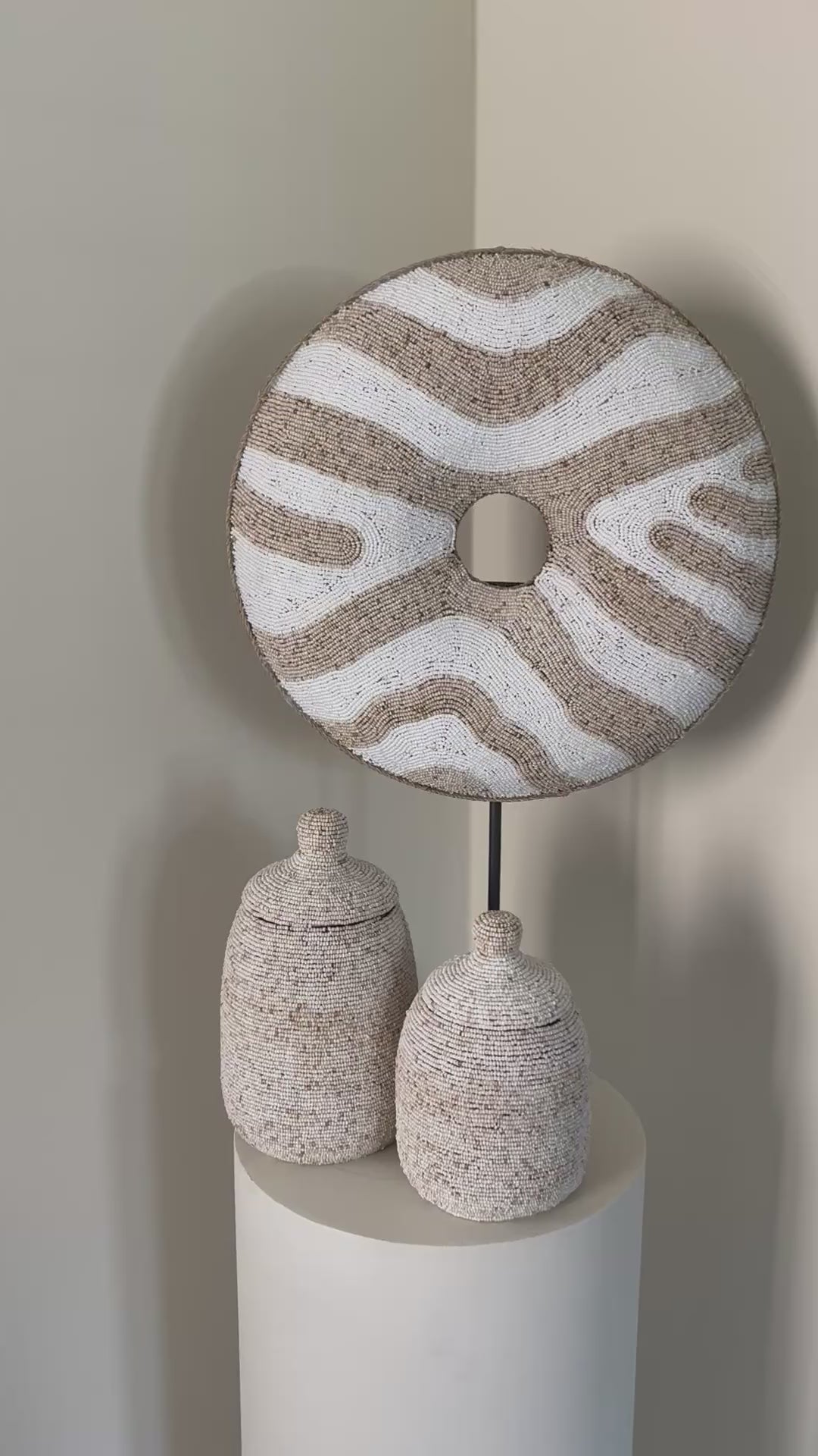Load video: Kralenschild | Beige creme | Kralendecoratie op standaard | Japandi