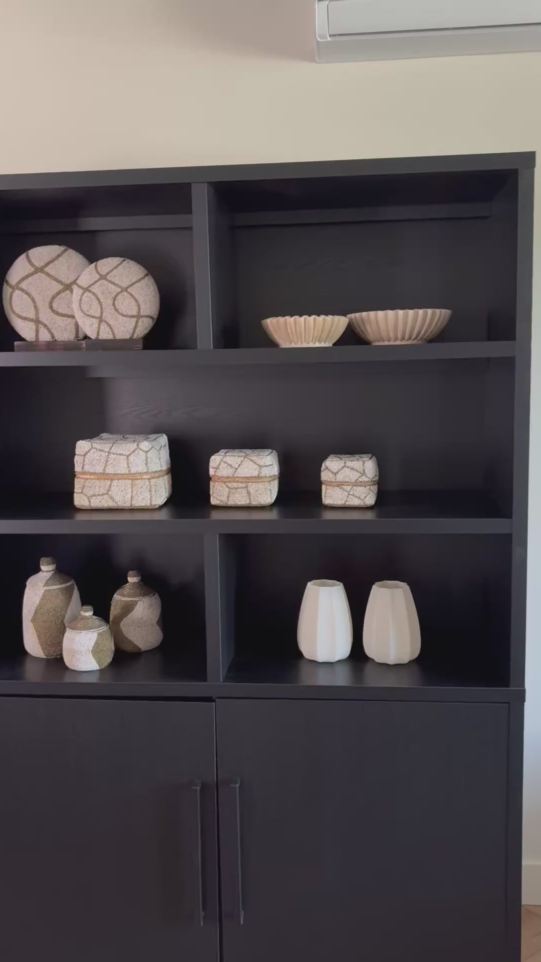 Video laden: Kralenornamenten | Set van twee | Vakkenkastdecoratie | Beige goud