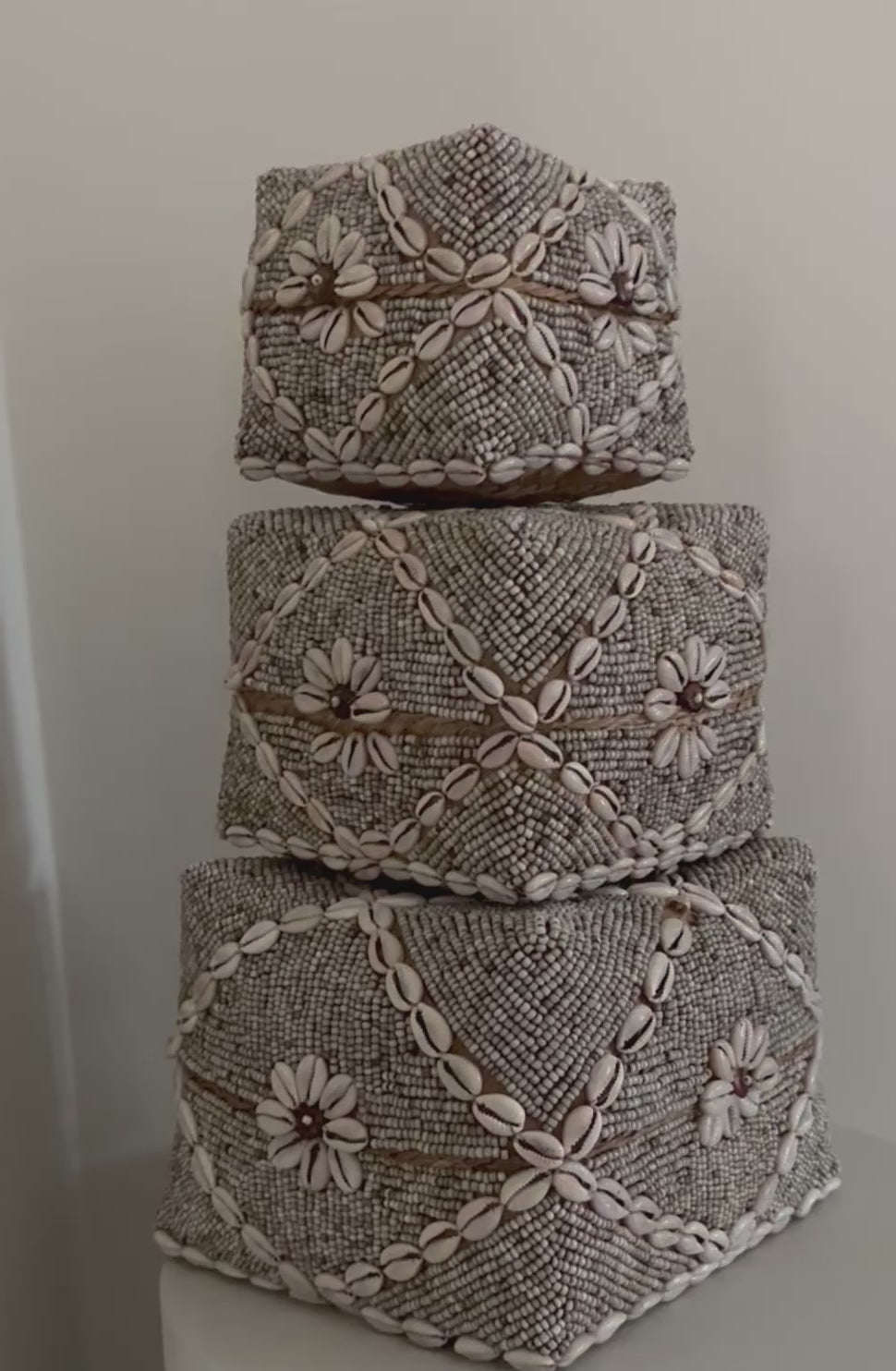 Video laden: Offermand Maya | Offermand beige met schelpen | Handgemaakt | Japandi | Boho