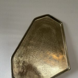 Prachtige gouden tray in een organische vorm. De tray is van stevig en kwalitatief materiaal gemaakt. Dit voel en zie je ook terug. De tray is 41x31 cm